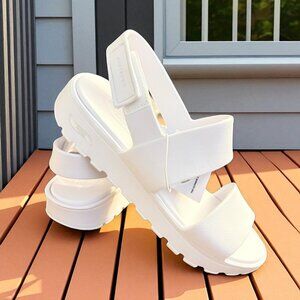 Skechers Women's Foamies Arch Fit Comfort Sandals Dream Day- White Size 8,9, 10.